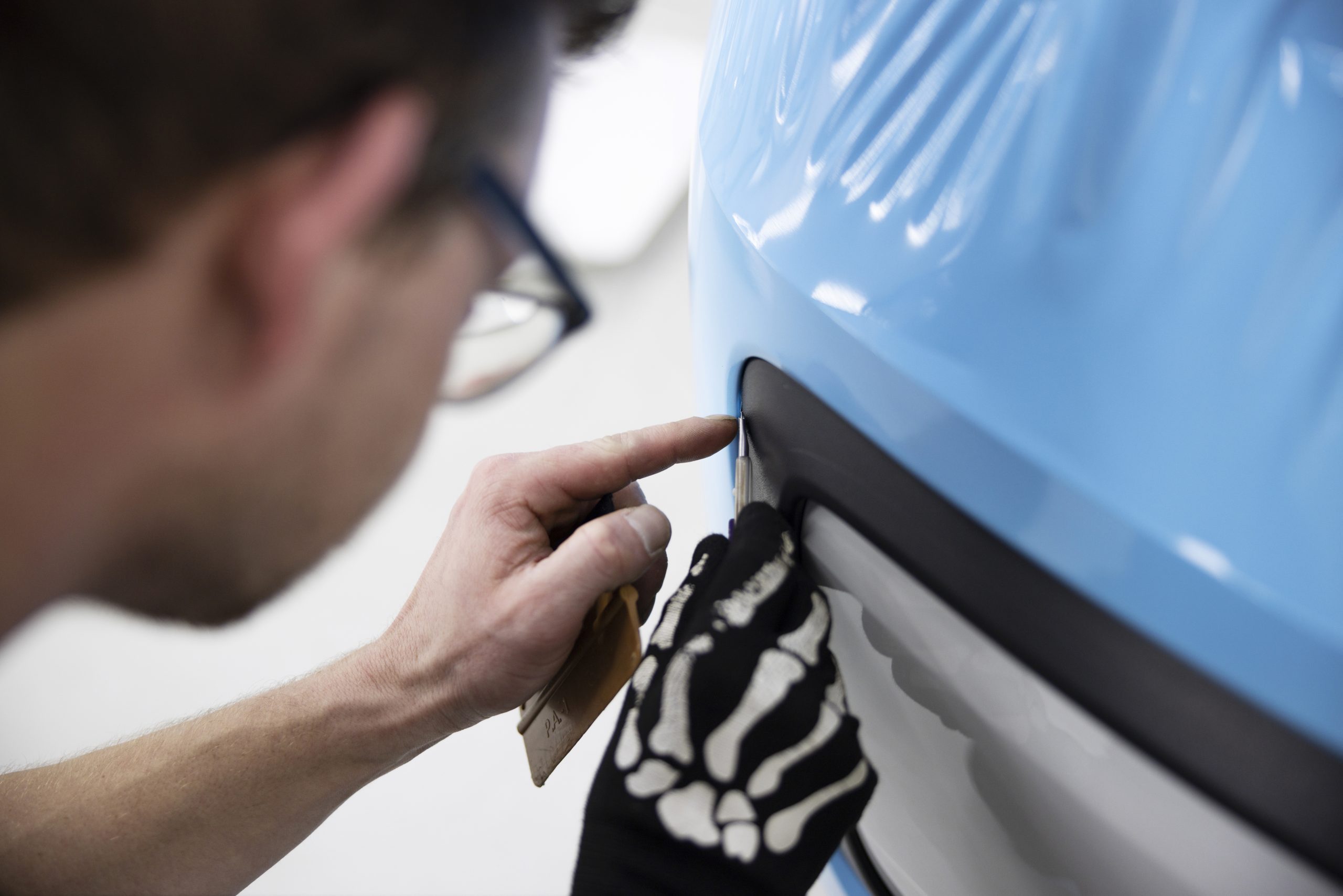 cerrar coche de envoltura profesional con cubierta azul